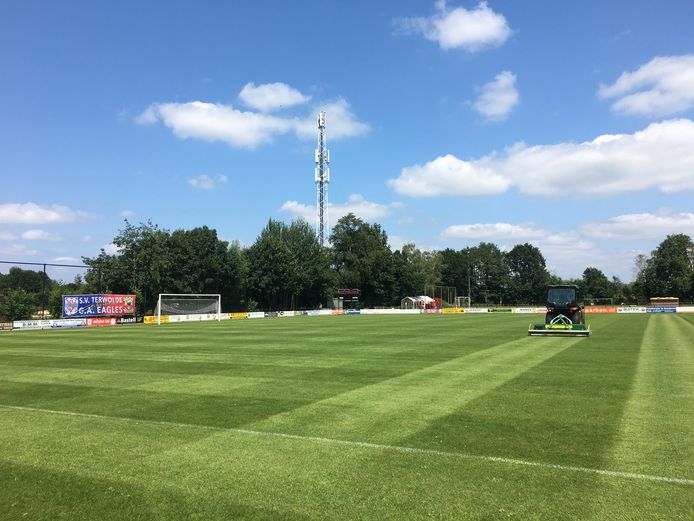 Op sportpark Woldermarck werd donderdagmiddag de laatste hand gelegd aan de grasmat voor het duel tussen GA Eagles en Vitesse.