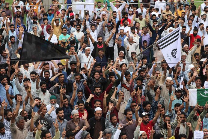 Inwoners van Kasjmir protesteren nu al dagenlang tegen de intrekking van de autonomie van hun regio door India.