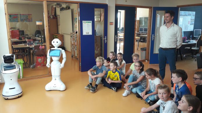 Kinderen van de Fonkeling in Berghem maken kennis met een robot van NO.1 Robotics.