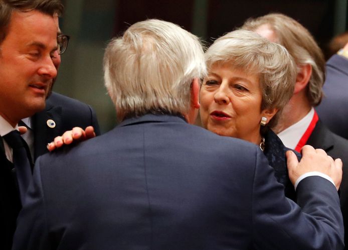 De Britse premier Theresa May (rechts) praat met het hoofd van de Europese Commissie Jean-Claude Juncker (op zijn rug gezien).