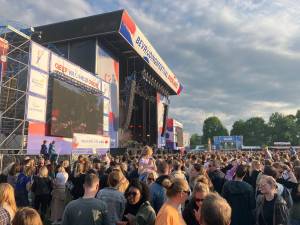 LIVE Bevrijdingsfestival Zwolle | Rapper Sticks speelt thuiswedstrijd • Mika danst voor de vrede