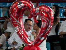 Pour la Saint-Valentin, un maire philippin récompense ses employés célibataires