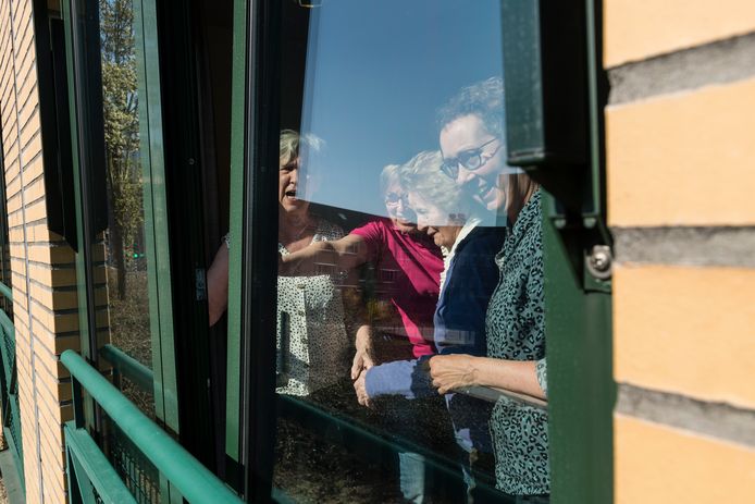 De Oldenzaalse Juniorkamer reed met een trailer langs de zorgcentra Gereia (foto), Molenkamp en Zonnestraal. Zangeres Demi uit Denekamp vermaakte de bewoners en medewerkers.