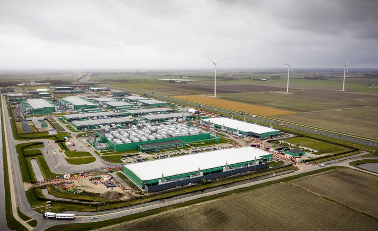 Het eerste datacenter van Microsoft op Agriport A7, bij Middenmeer.  Beeld Freek van den Bergh / VK