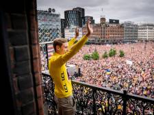Duizenden fans en meevliegende F-16’s: Tourwinnaar Jonas Vingegaard krijgt heldenonthaal in Kopenhagen