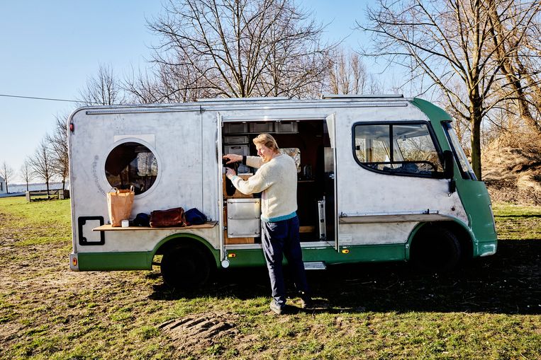 Floris Schoonderbeek bij zijn Field Station, het basiskamp voor zijn veldonderzoeken. Beeld Marie Wanders