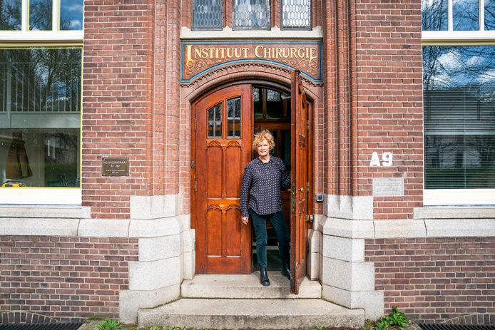 Marjo van Hoorn voor haar woning in Utrecht.