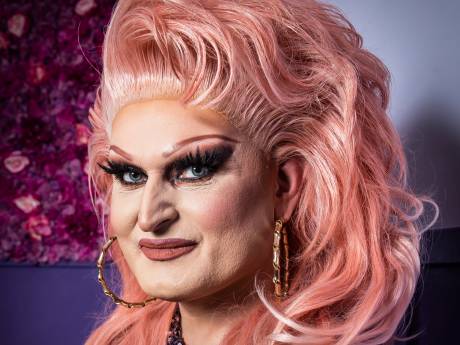 Wanneer Vincent als dragqueen de deur uitloopt, staat de hele buurt te applaudisseren