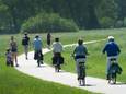 Fietsers en wandelaars in het Markdal bij Galder