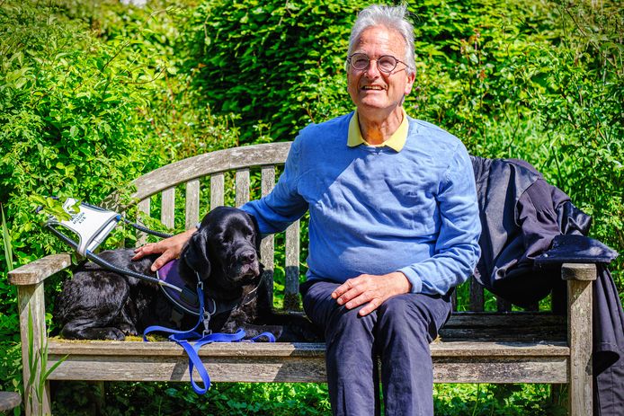 Romke de Vries (73) met hond Eros.