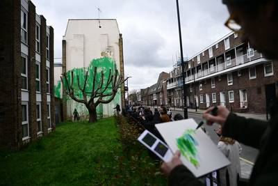 Nieuw kunstwerk van Banksy opgedoken op gebouw in Londen, buurtbewoners getuigen: “Hij was gemaskerd”
