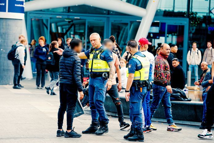Politie en handhavers treden sinds enkele maanden streng op tegen overlast onder het Bollendak bij Utrecht CS