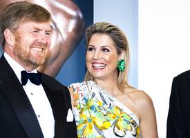 Máxima bezoekt gala in zomerse jurk met tropische print