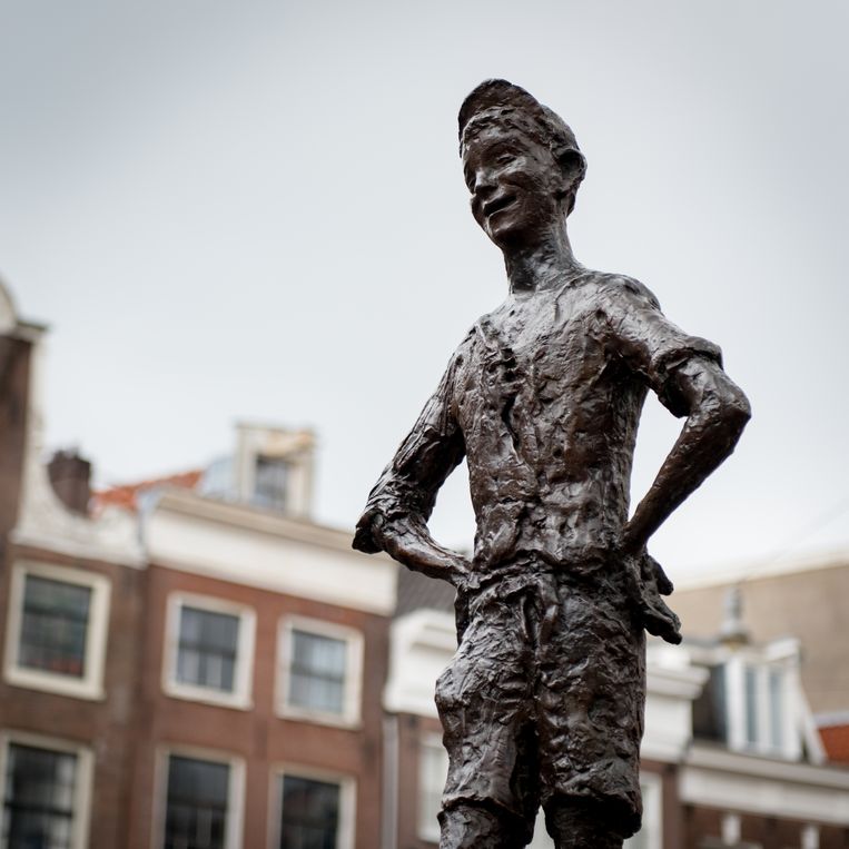 Het Roze Lieverdje verwijst naar standbeeld 'Het Lieverdje' op het Spui, van een Amsterdamse straatjongen met een gouden hart.  Beeld marijke stroucken