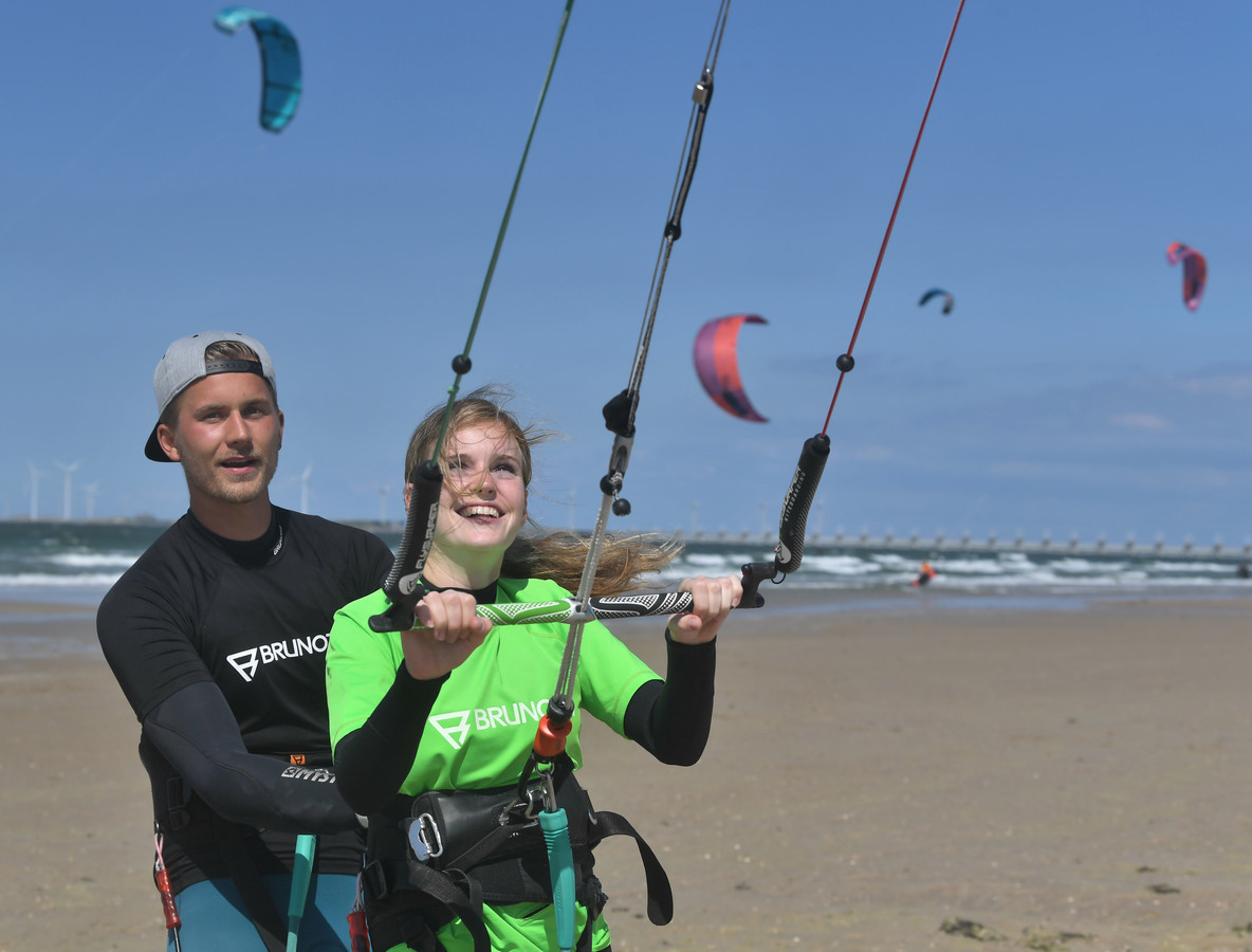 beproeving Overweldigen Morse code Bij kitesurfen is alleen het vliegeren al een avontuur | Foto | pzc.nl