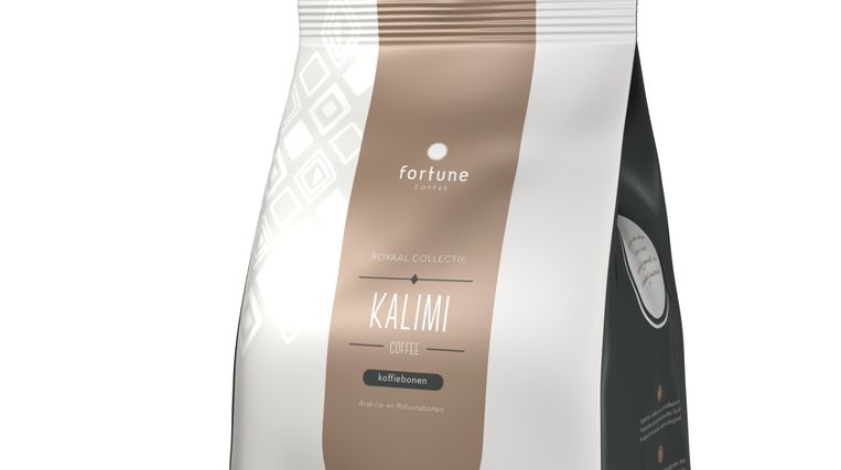 Sinds vorige maand is de eerste Kalimi-koffie te koop die is geproduceerd in het koffieproject van de Uganda Child Care Foundation. De bonen worden niet in aluminium verpakt, maar in 'duurzame synthetische materialen' als EVOH en plasticsoort PE. Beeld Trouw
