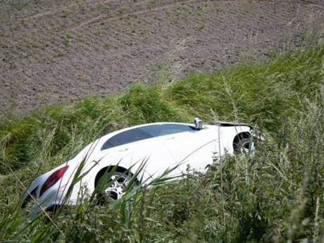 Auto gevonden in sloot Oud Vossemeersedijk, bestuurder gevlucht 