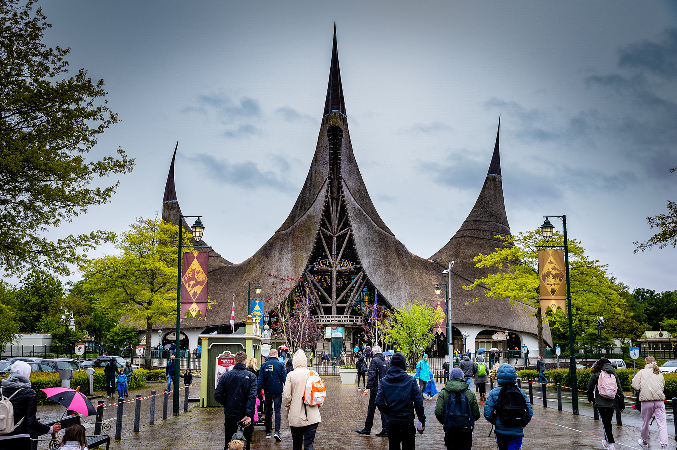 De entree van de Efteling in Kaatsheuvel. Pretparken roepen op: 'heropen de buitenlocaties'