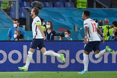 Harry Kane en Engeland spelen perfecte match tegen Oekraïne en plaatsen zich overtuigend voor halve finale