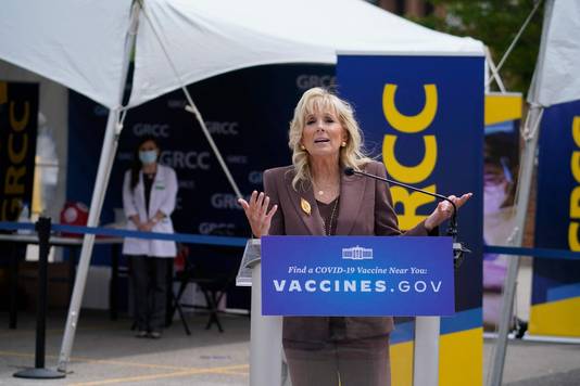 First lady Jill Biden spreekt de media toe na een bezoek aan een vaccinatiecentrum in Grand Rapids, Michigan. (27/05/2021)
