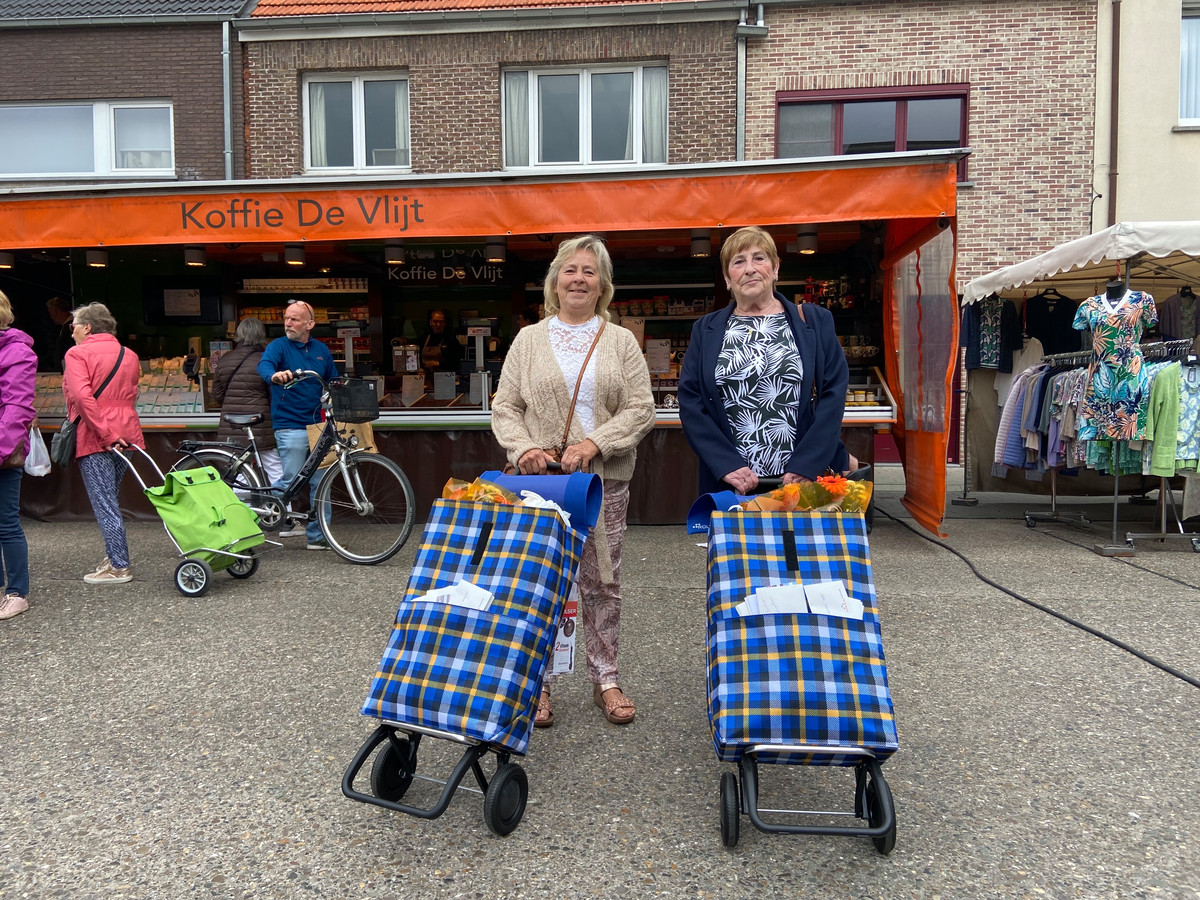 Een trolley vol marktproducten aangevuld met een waardebon van vijftig euro was in Schoten de grootste prijs van de wedstrijd van de 'Maand van de Markt'. Die hoofdprijzen werden gewonnen door Suzanna Lancel en Hilda Droeshaut