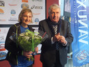 Burgemeester Gilbert Deleu gaf in november 2015 bloemen aan Vlaams minister Hilde Crevits toen ze in Ploegsteert haar eerste halve marathon liep.