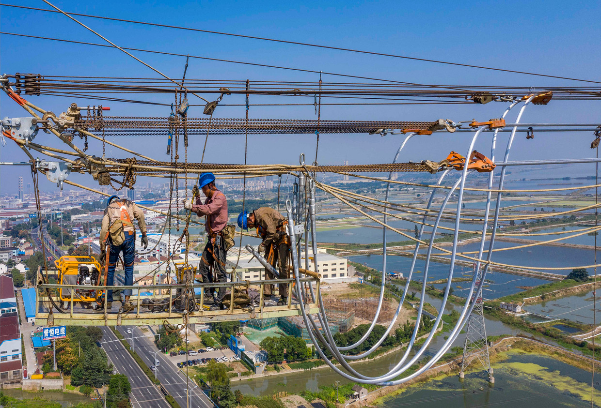 Werkzaamheden aan het Chinese elektricteitsnet in Wuxi, in de provincie Jiangsu. Beeld AFP