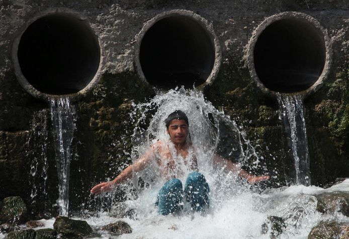 Een Pakistaanse jongen zoekt verkoeling in de rivier.