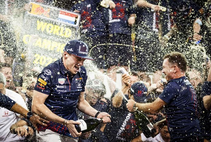 Max Verstappen melakukan selebrasi bersama timnya usai Grand Prix Abu Dhabi di Sirkuit Yas Marina.