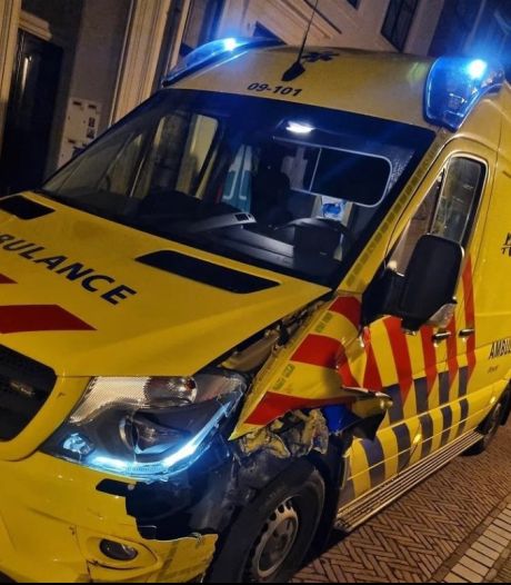Ambulance gestolen in Utrecht, dief rijdt 'm vervolgens in puin: ‘Hoe diep kun je zinken’