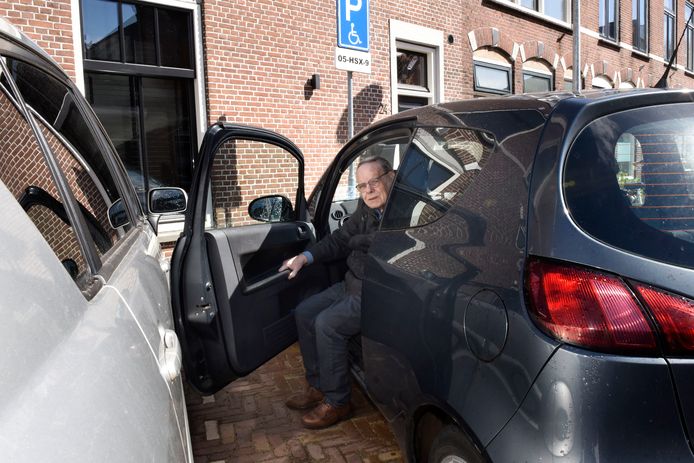 Als Lourens Blok zijn auto in het midden van zijn gehandicaptenparkeerplaats parkeert, heeft hij te weinig ruimte om uit te stappen.