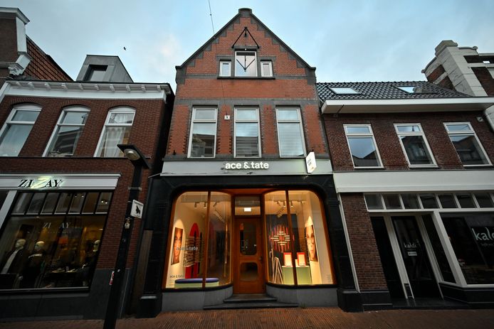 Enschede - Het pand van de hippe opticien Ace&Tate aan de Haverstraatpassage in Enschede staat te huur.