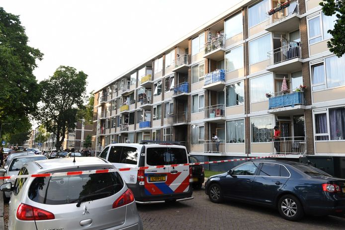 Een woning aan het Plantenoord in Den Haag is met een vuurwerkbom begooid én beschoten.