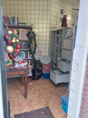 In het diepvrieshuisje in Son staat sinds kort ook een weggeefkast voor kerstspullen.
