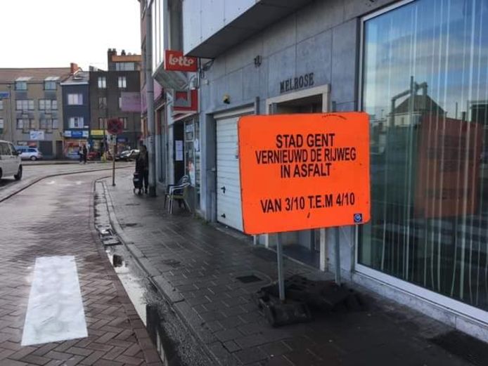 Het moet uiteraard “Stad Gent vernieuwT de rijweg” zijn.