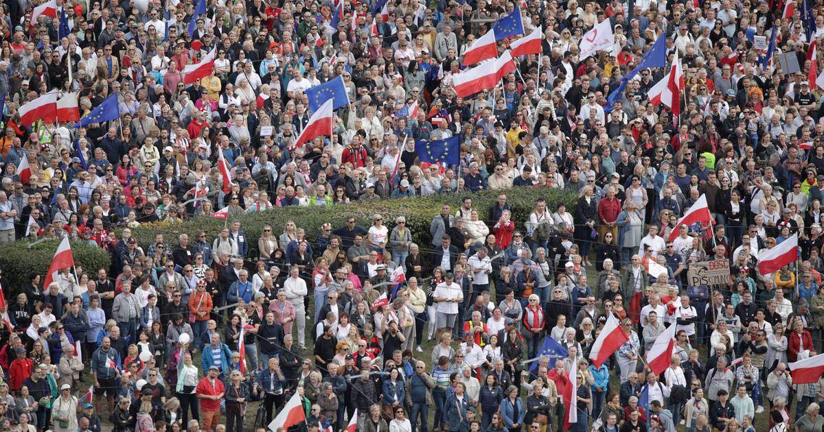 Один миллион поляков на улицах Варшавы против правительства  снаружи