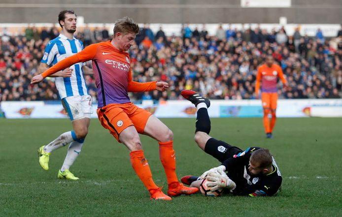 Huddersfield Town-doelman Joel Coleman redt op een inzet van Kevin De Bruyne.