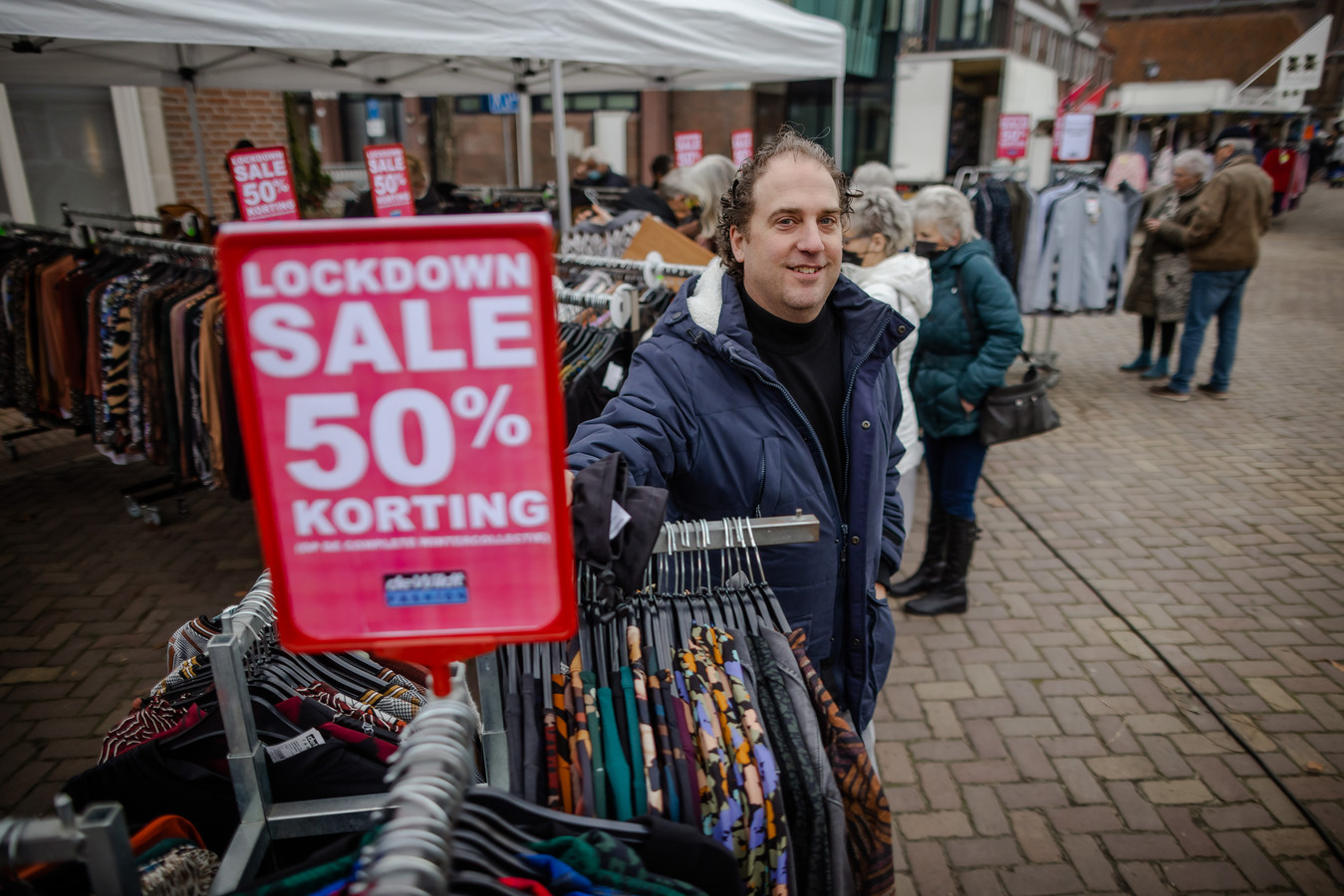Joep mag geen kledingrek voor zijn winkel, dus wordt hij marktkoopman