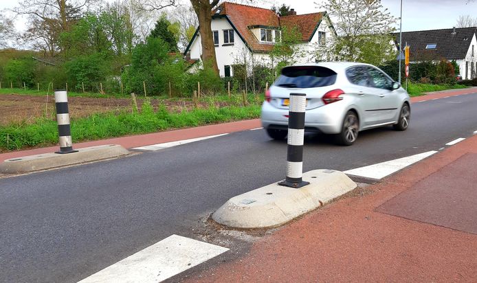 Eén van de wegversmallingen bij de Grintweg tussen Bennekom en Wageningen.