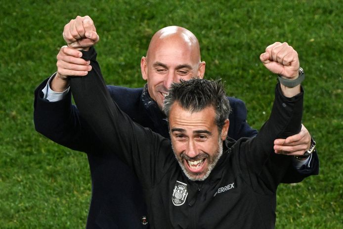 Jorge Vilda viert na de halve finale op het WK met Spaanse bondsvoorzitter Rubiales.
