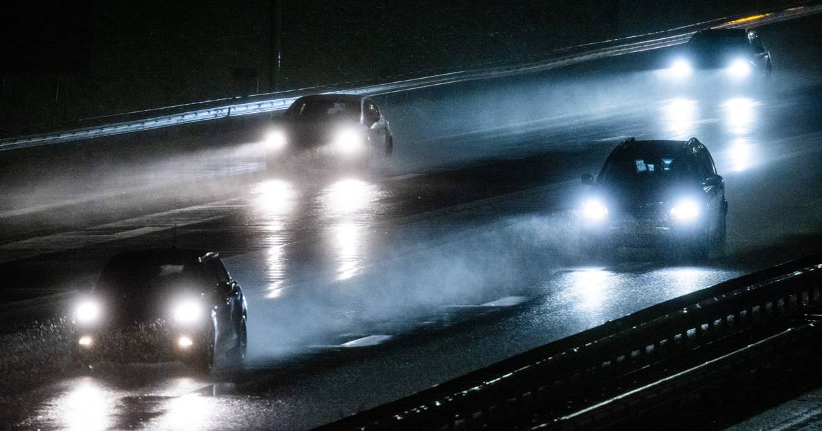 Ongevallen blijven uit tijdens ochtendspits met storm: ‘Op aantal plekken glad door water op de weg’.
