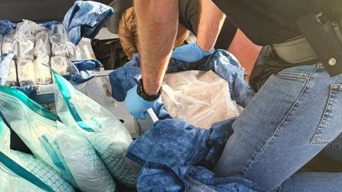 Man vervoert 54 kilo harddrugs in ‘professionele verborgen ruimte’ van bestelbus: straatwaarde bijna 2 miljoen euro
