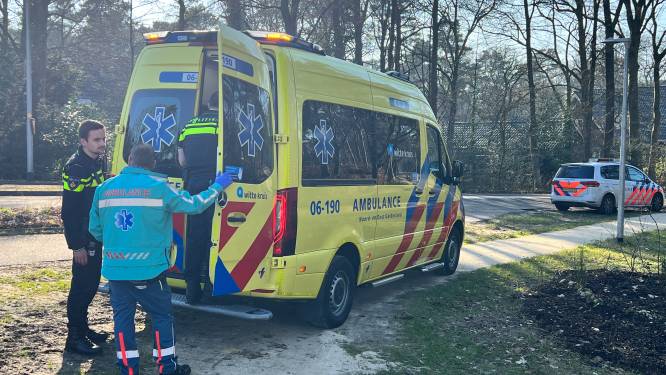 Fietser geraakt door auto bij Ermelo, man gewond naar het ziekenhuis