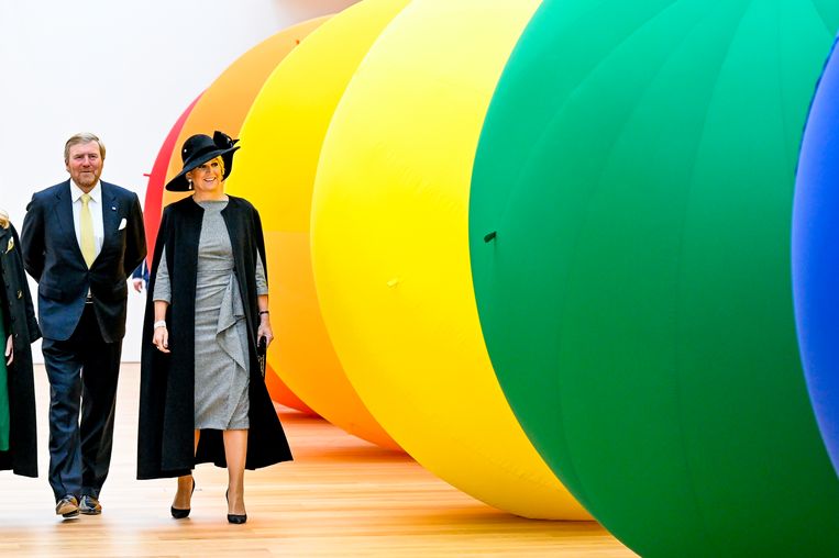 De koningin koos voor een japon die ze vorig jaar tijdens de uitreiking van de Prins Bernhard Cultuurfonds Prijs droeg en een hoed die we kennen van de Nationale Dodenherdenking. Beeld Brunopress/Patrick van Emst