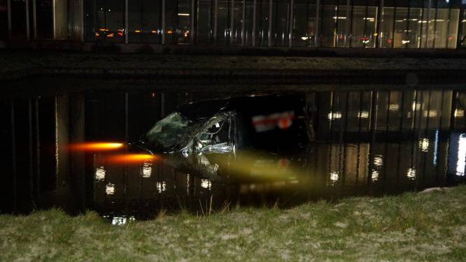 Automobilist rijdt sloot in langs A59 bij Nieuwkuijk