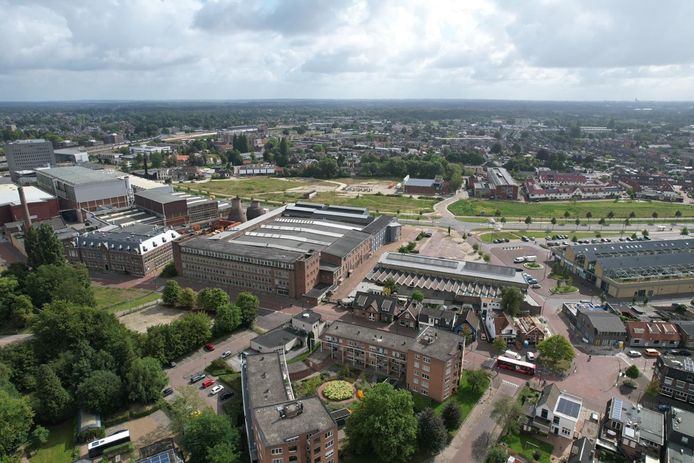 Een overzichtsfoto van het Dikkersterrein, met in het hart het te bebouwen gebied en rechts winkelcentrum Esrein.