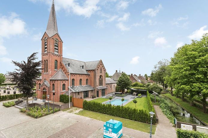 Vanbinnen een woonhuis, maar de buitenkant is grotendeels een kerk gebleven.