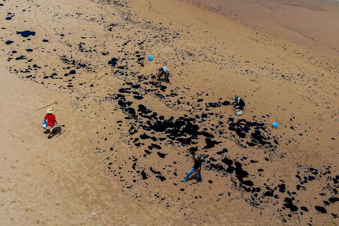 Vrijwilligers ruimen olie op van de stranden van Jaua in Camacari in de staat Bahia.