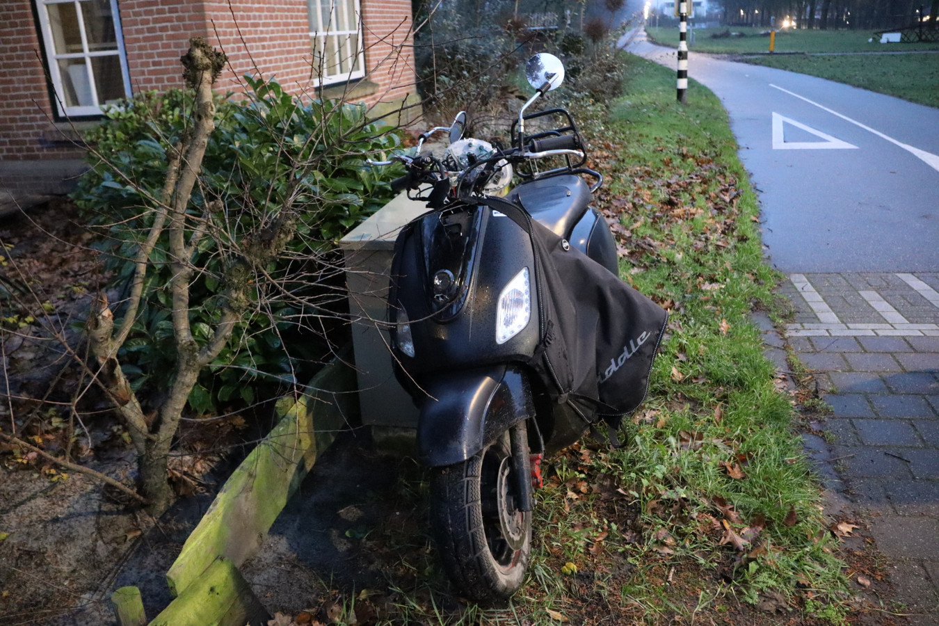 Scooterrijder raakt gewond bij botsing met auto op kruising in Waspik, achterbumper schiet los