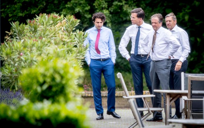 VVD-leider Mark Rutte, GroenLinks-leider Jesse Klaver, D66-leider Alexander Pechtold en CDA-leider Sybrand Buma tijdens een onderonsje in de tuin van het Catshuis.